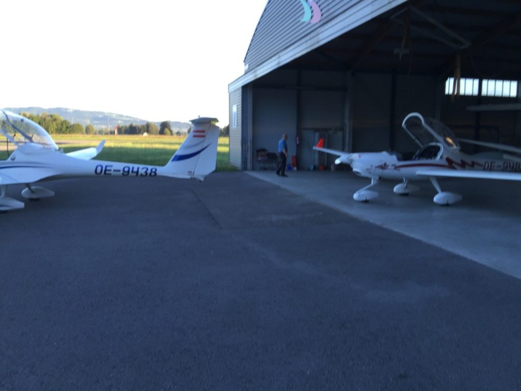 Reisevorbreitungen am Hangar 7